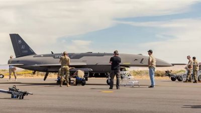 طائرة قتالية مسيرة شبه ذاتية التشغيل     