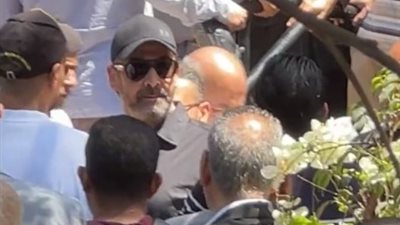 كريم عبد العزيز في جنازة والد منة شلبي