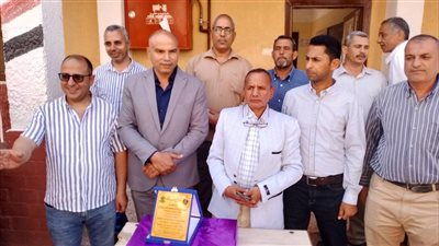  رئيس مدينة سمالوط يكرم سيد صميدة مدير مدرسة