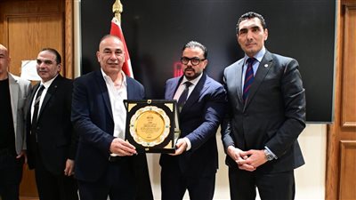 محمد مجاهد رئيس لجنة الشباب والرياضة يكرم التوأم حسام وإبراه    