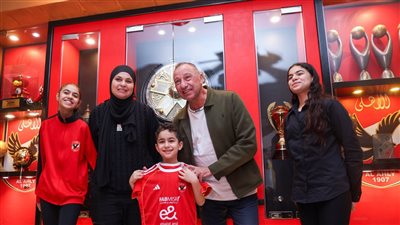 محمود الخطيب يكرم الطفل سليم أسامة     