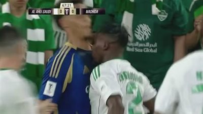 الأهلي ضد ماتشيدا زيلفيا.. طرد زكريا هوساوي لاعب الأهلي بعد     