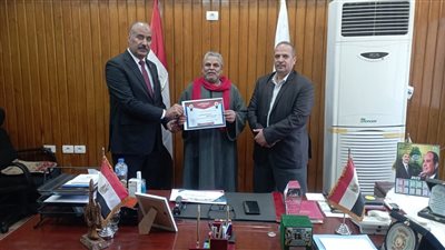 تكريم عامل ومسؤولي أمن بمدرسة في بني سويف