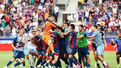 اشتباكات واعتداء باللكمات في مباراة هويسكا وسرقسطة في إسباني    