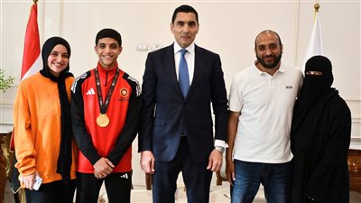وزير الرياضة يستقبل عبد الله حسونة بعد ذهبية المصارعة الأفري    