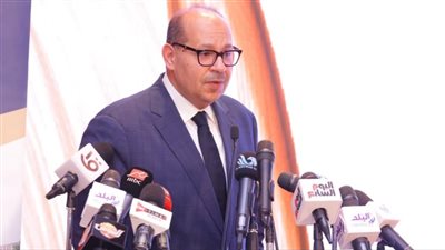 ياسر إدريس يعتذر عن اتحاد السباحة ويتفرغ للأولمبية والدولي