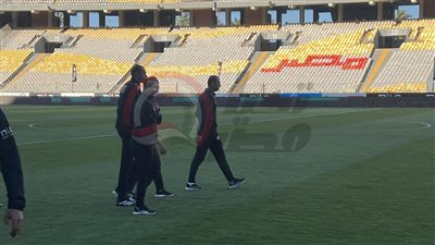 وصول طاقم تحكيم مباراة الزمالك وسموحة لملعب برج العرب     