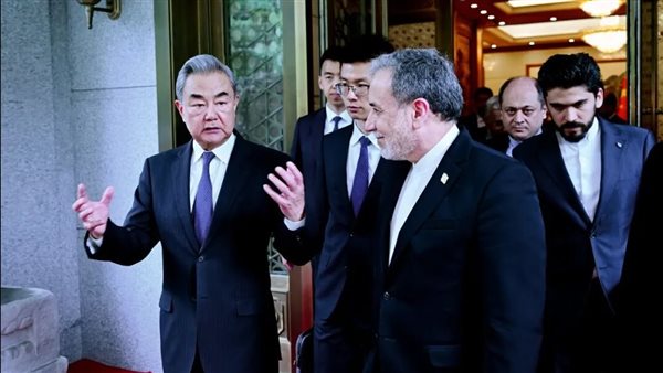 وزير الخارجية الصيني ونظيره الإيراني     