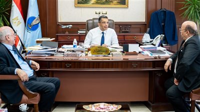 اجتماع محافظ البحر الاحمرمع إدارة مهرجان الغردقة لسينما الشب