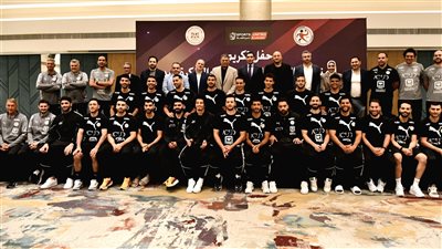 تورتة وصور تذكارية.. وزير الرياضة يحتفل مع منتخب اليد ببطولة    