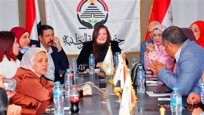 اليزابيث شاكر     