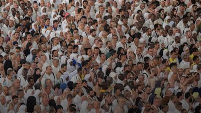 حجاج بيت الله الحرام يؤدون طواف الإفاضة