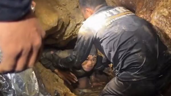 لحظة إنقاذ أحد الأشخاص     