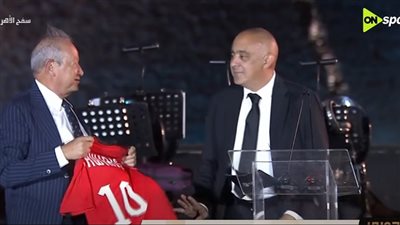 محمد يحيى لطفي يهدي نجيب ساويرس قميص منتخب مصر في كأس العالم    