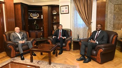 بحضور رئيس الاتحاد المصري.. وزير الرياضة يلتقي الأمين العام     