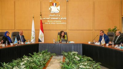 وزيرة الإسكان 
