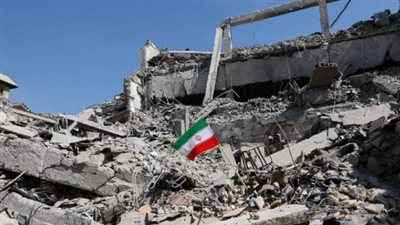 علم إيران وسط الأنقاض