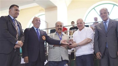 محمد الدهراوي يكرم إسلام أحمد سليمان خلال بطولة البحر المتوس    